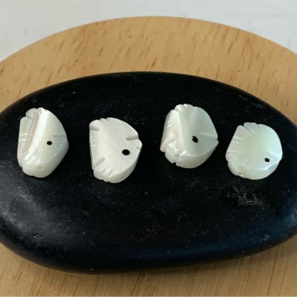 4 Hand Carved Mother of Pearl Fish Fetish Beads MOP Angelfish Vintage Lot 10mm - Picture 4 of 16